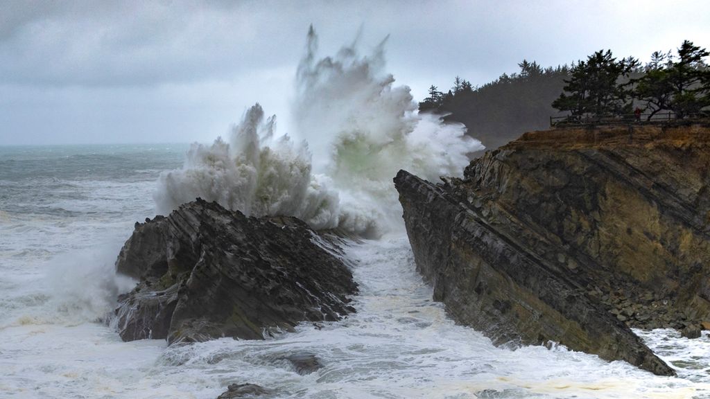 10 Thrilling Storm-Watching Destinations for Seattle-Area Families