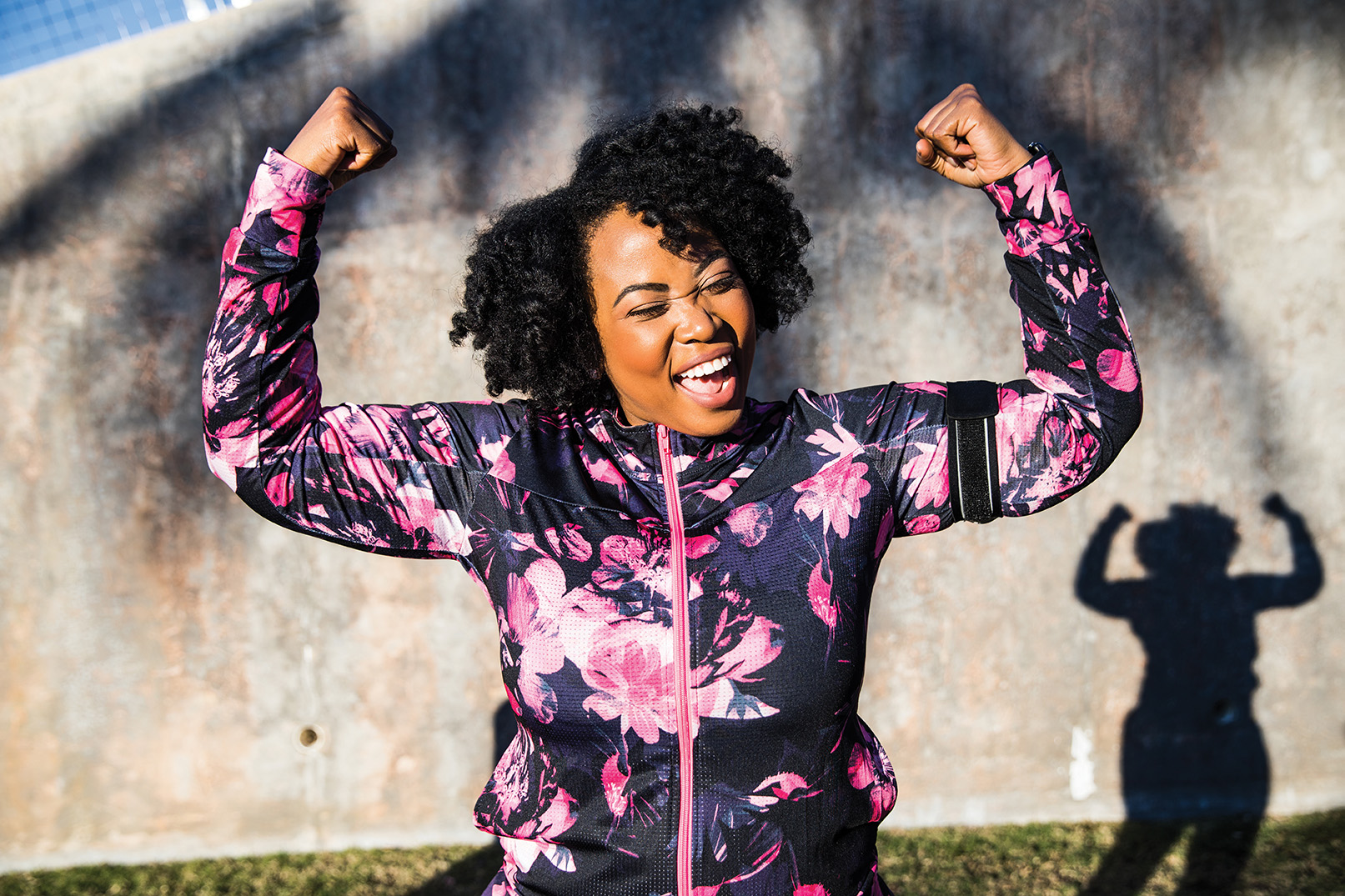 Mom shows her muscles, celebrating her health and wellness New Year's resolution