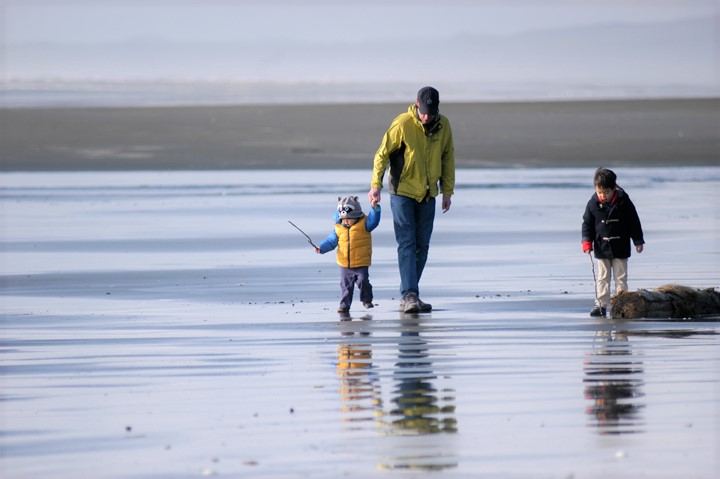 Seabrook-easy-family-getaway-from-seattle-dad-boys-walking-on-the-beach