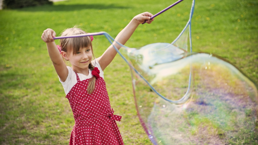 kid-with-giant-bubble
