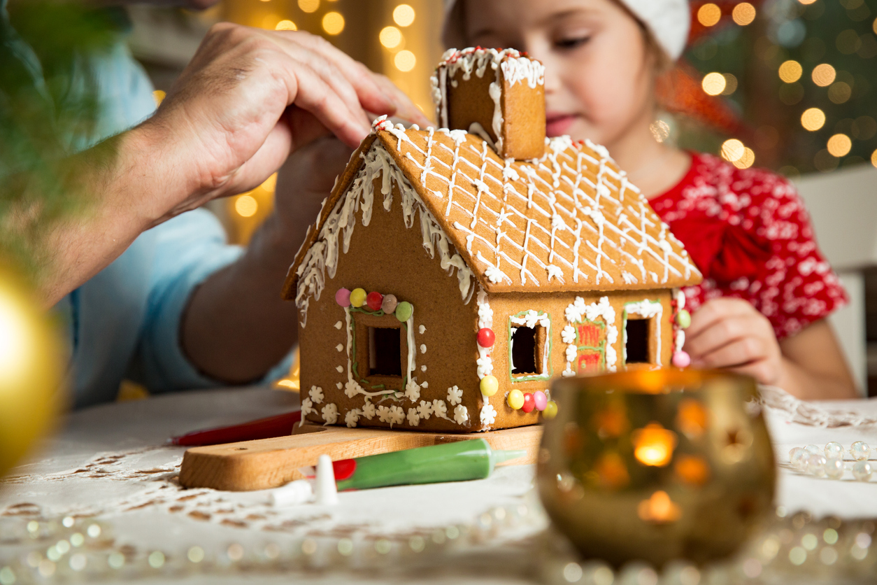 Gingerbread-house-building-holiday-fun-budget-cheap-free-kids-families-tacoma-south-sound