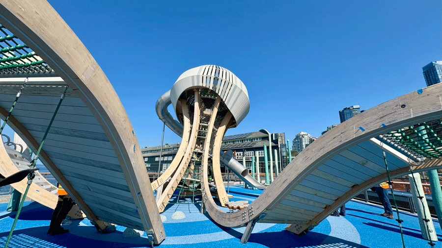 sprawling tentacles of the Pier 58 jellyfish climber with ropes and bridges