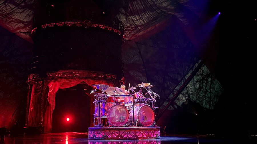 the ininimalistic stage design and Bataclan of KOOZA