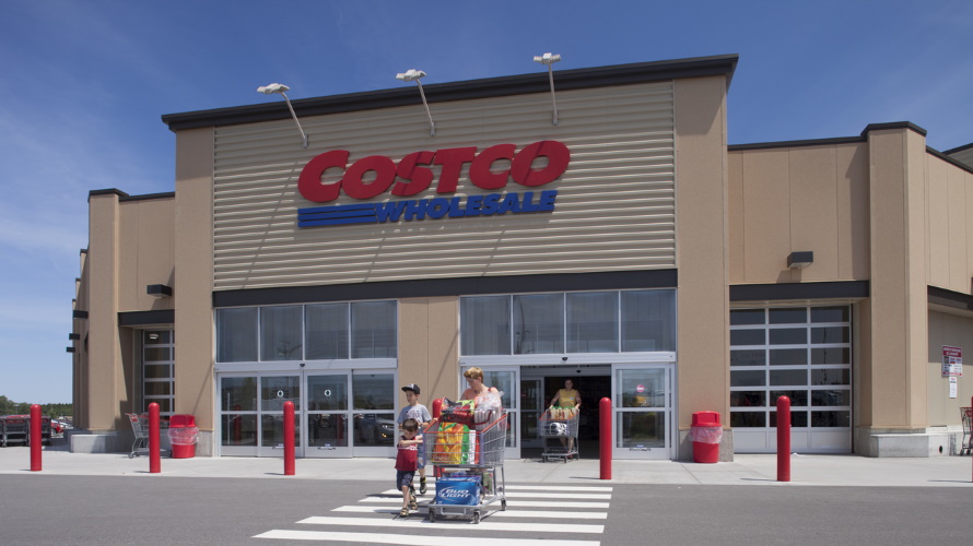 Family-shopping-in-Costco