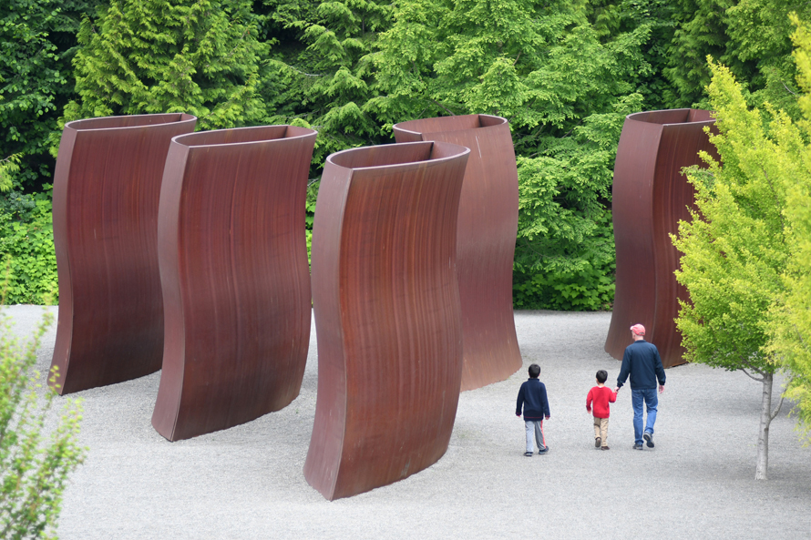 sculpture park wake sculpture with dad and kids in tow at the Seattle waterfront in summer