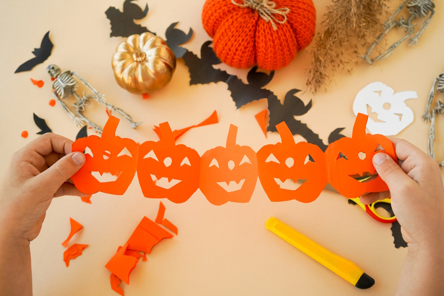 Halloween garland of pumpkins
