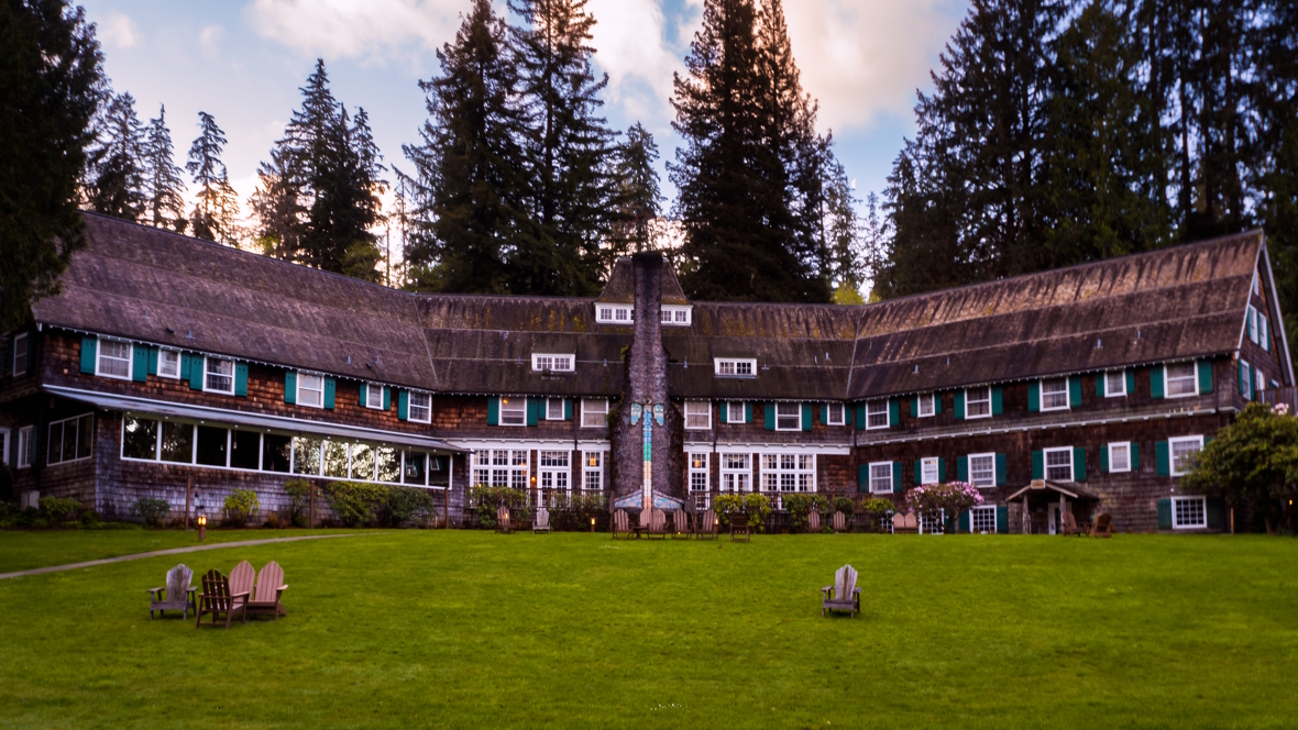 Lake Quinault Lodge with a grassy lawn in front, a pacific northwest family-friendly lodge