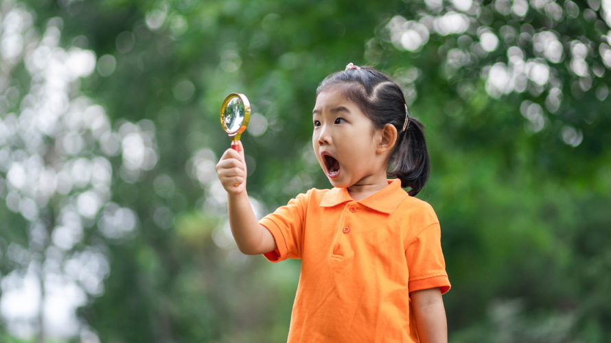 Kid-lookin-at-magnifying-glass