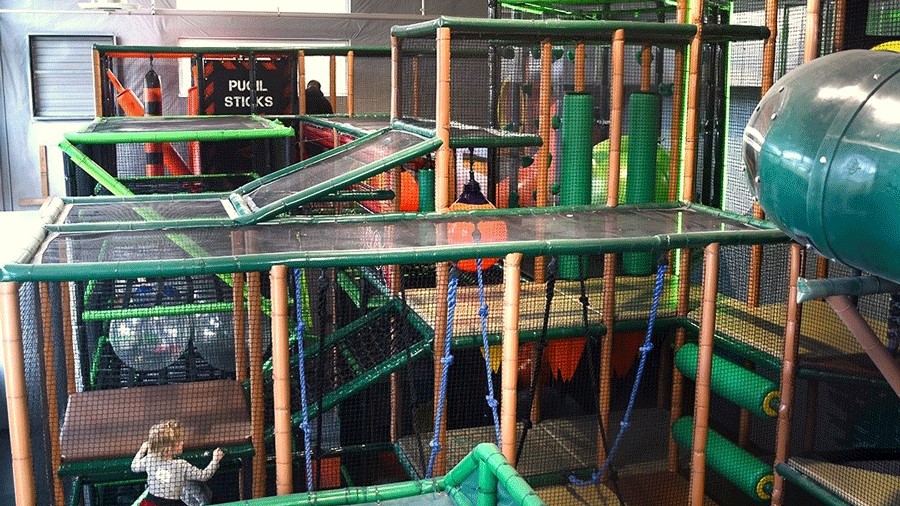 Kids playing at the Ridge, an indoor playground and gym near Seattle