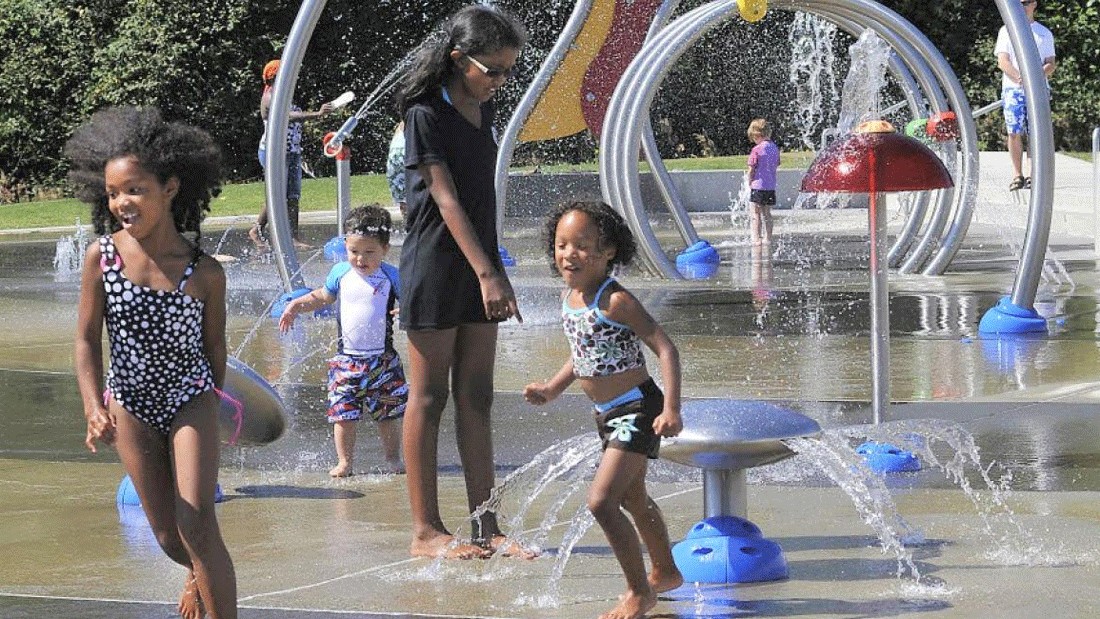 kids playing at Norpoint Park sprayground during Tacoma in summer