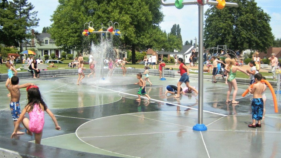 kids playing at jefferson park sprayground in Tacoma