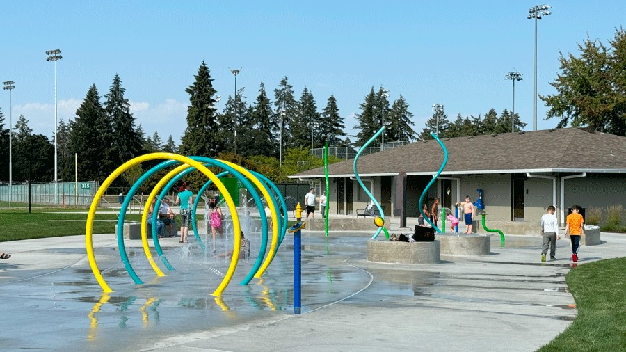 kids playing in the water at Sprinker Rec Center’s outdoor splash pad