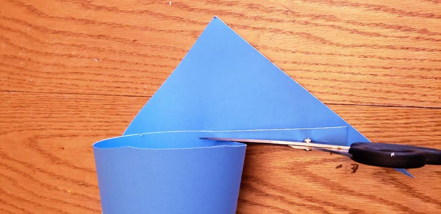 Cutting the top of the cone for a back to school schultuete