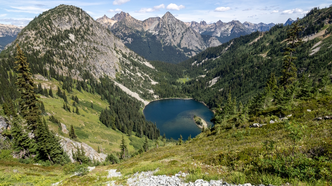 View of Lake Ann in the Okanogan-Wenatchee National Forest, a great place for a kid-friendly fall hike