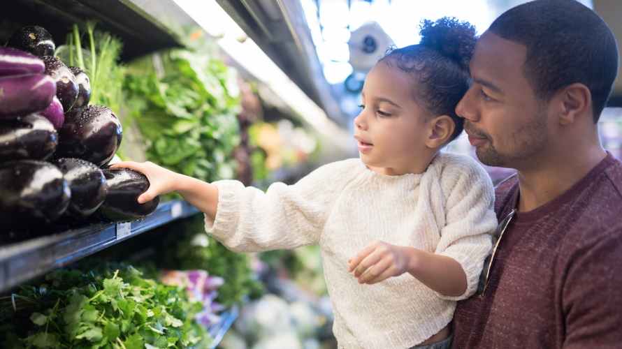 Dad-and-kid-shopping-for-veggies