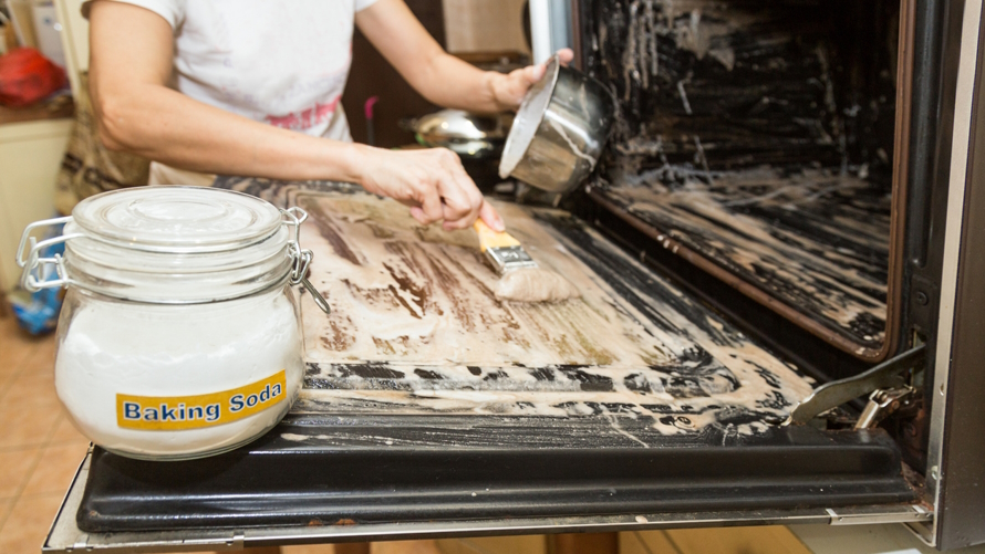 Cleaning the oven with eco-friendly cleaning products