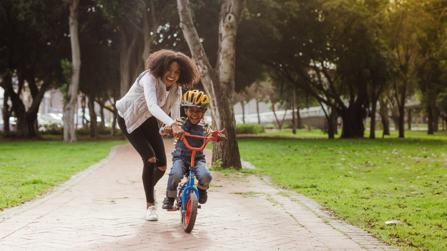 kid-learning-how-to ride-bike