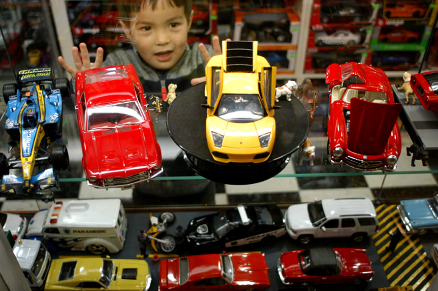 Miniature-car-dealership-pike-place-great-outings-kids-dads-love-cars