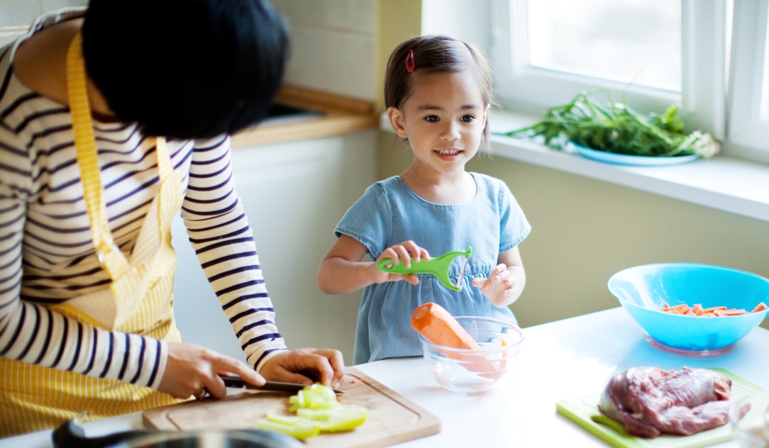 Kid-cooking-with-mom