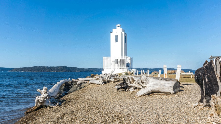 browns point lighthouse part in Tacoma where families can stay overnight