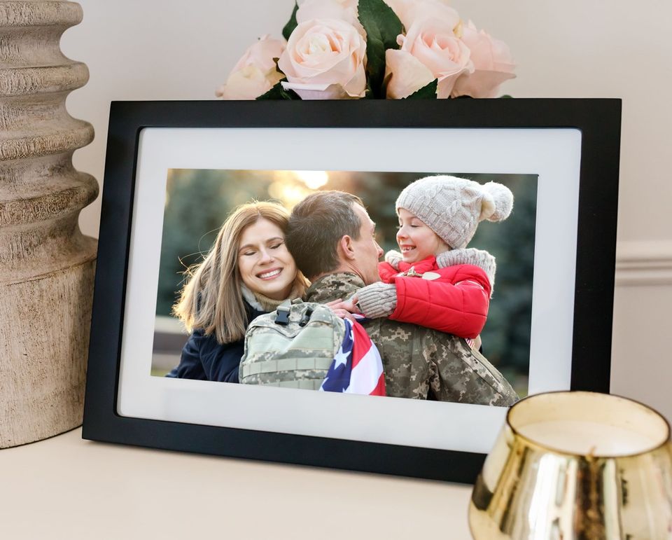 Skylight digital picture frame wifi connected to send photos to loved ones far away