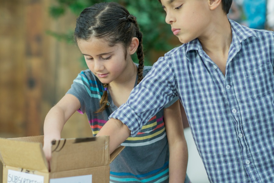 Kids opening box