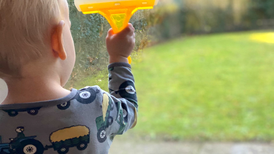 Kid-cleaning-window