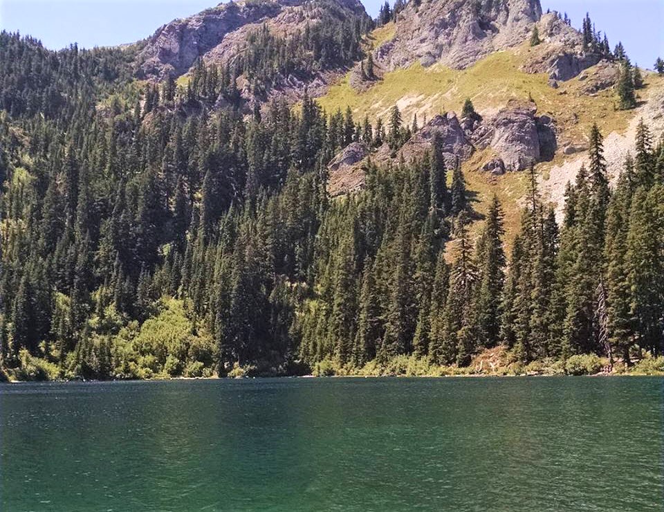 Best-hikes-to-lakes-Washington-families-kids-Mirror-Lake-Snoqualmie-Pass