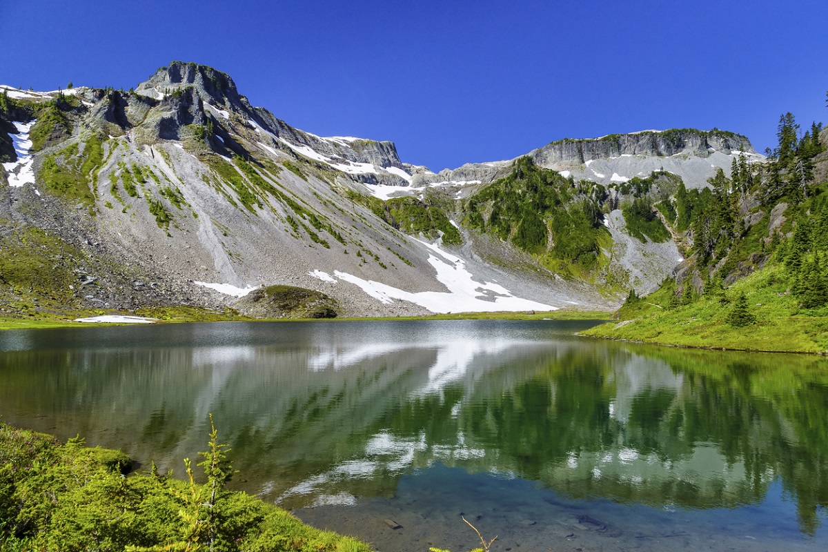 Best-hikes-to-lakes-Washington-families-kids-Bagley-Lake-Mount Baker
