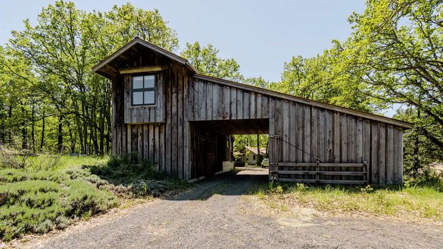 Rustic barn vacation rental near Columbia Gorge