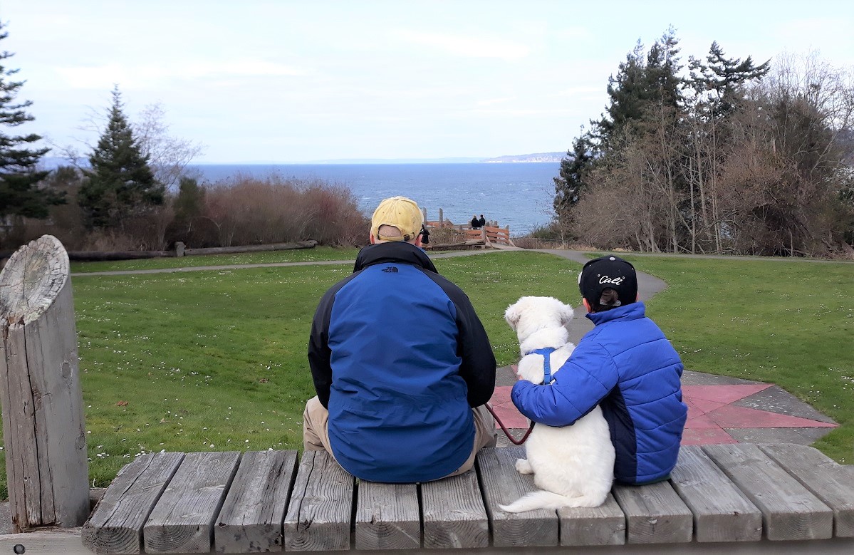 Family-with-dog-looking-at-Puget-Sound-seattle-from-Discovery-Park-daybreak-star-center