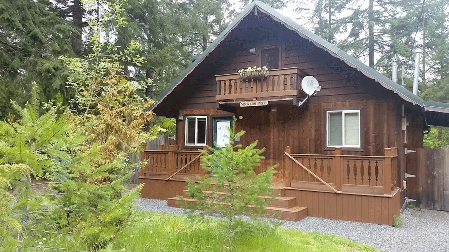 Rainier Cottages Mountain Peek cabin in the woods, one of the best cabins for Seattle families with kids