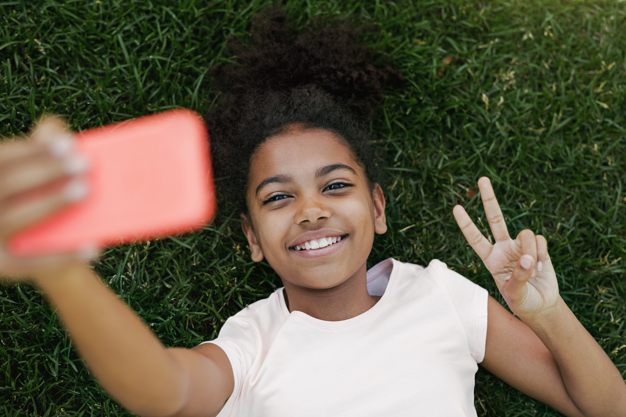 child-using-smart-phone