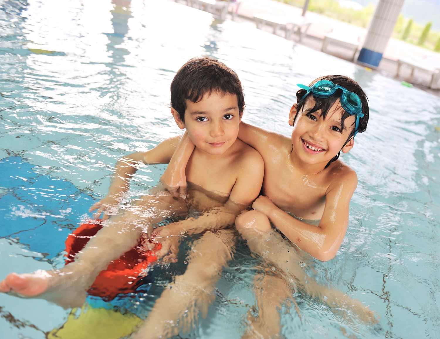 boys-swimming-in-hotel-swimming-pool-seattle-best-hotels-families-kids