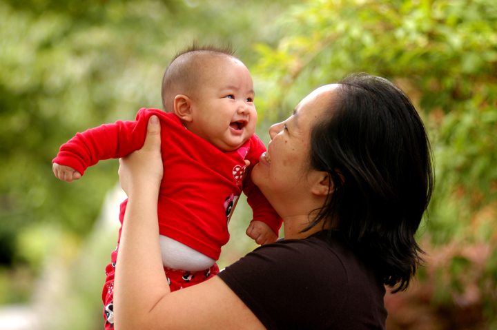 Mother Diana Chen holding baby Xuan Lily Ton-Nu family photo tips credit JiaYing Grygiel