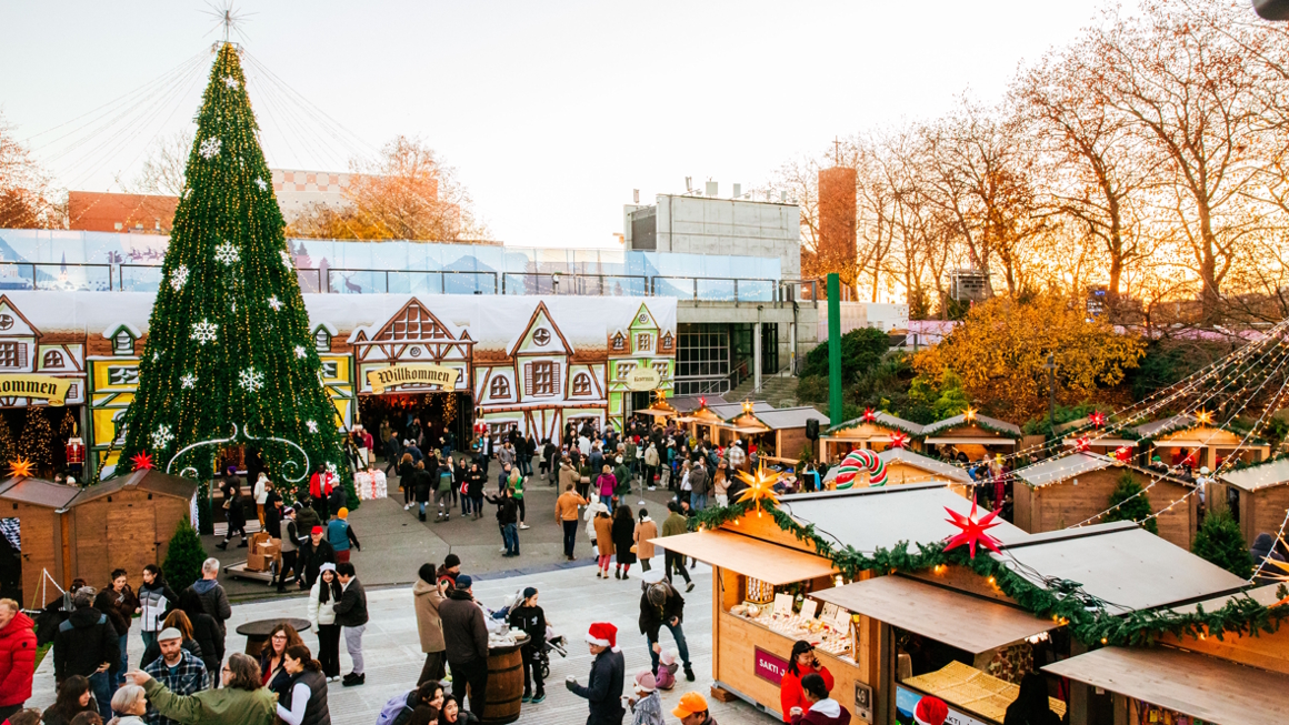 seattle christmas market shoppers