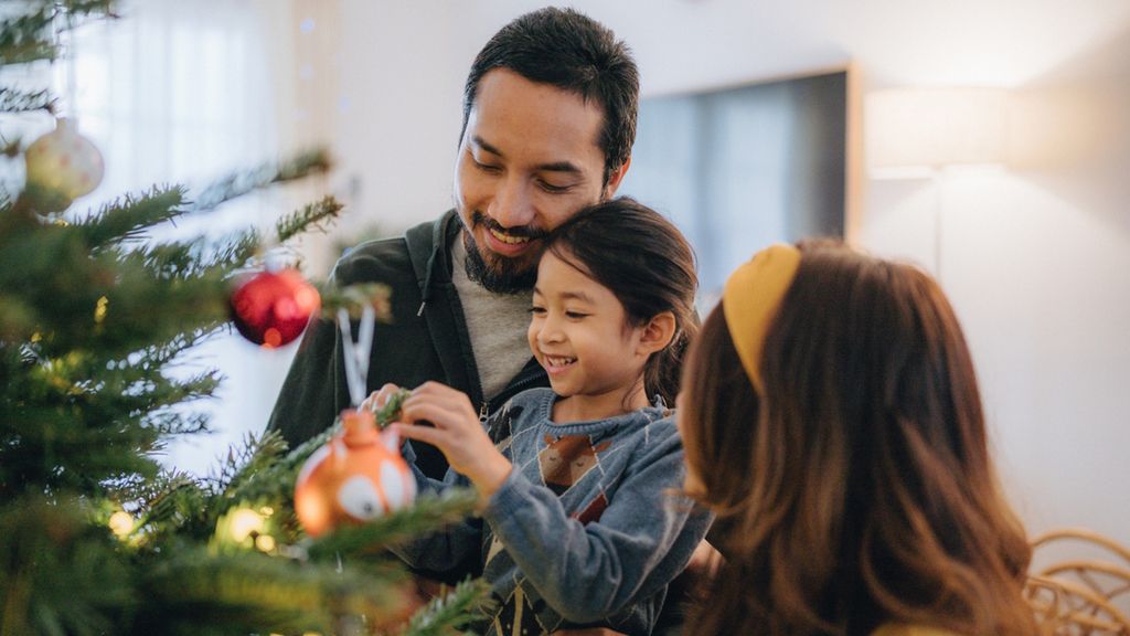 16 Homemade Holiday Ornaments That Kids Can Make