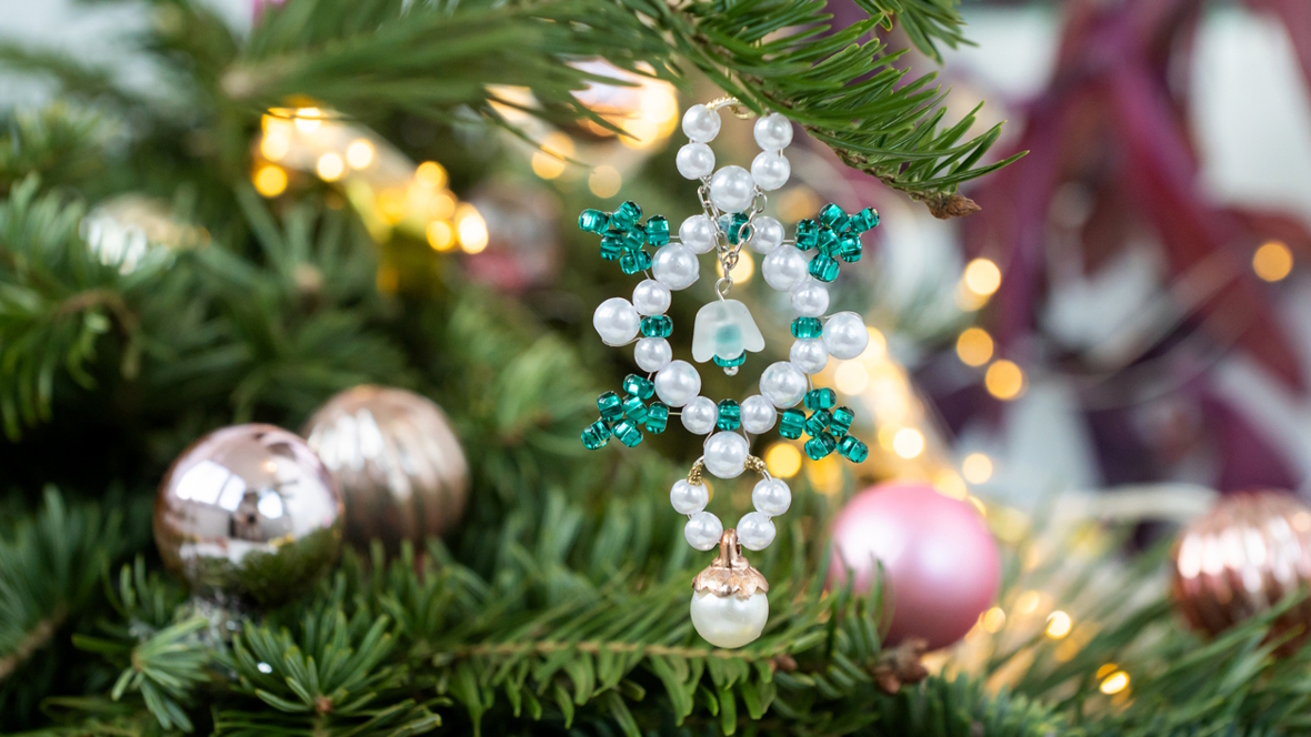 DIY small Christmas tree ornament made with wire and beads