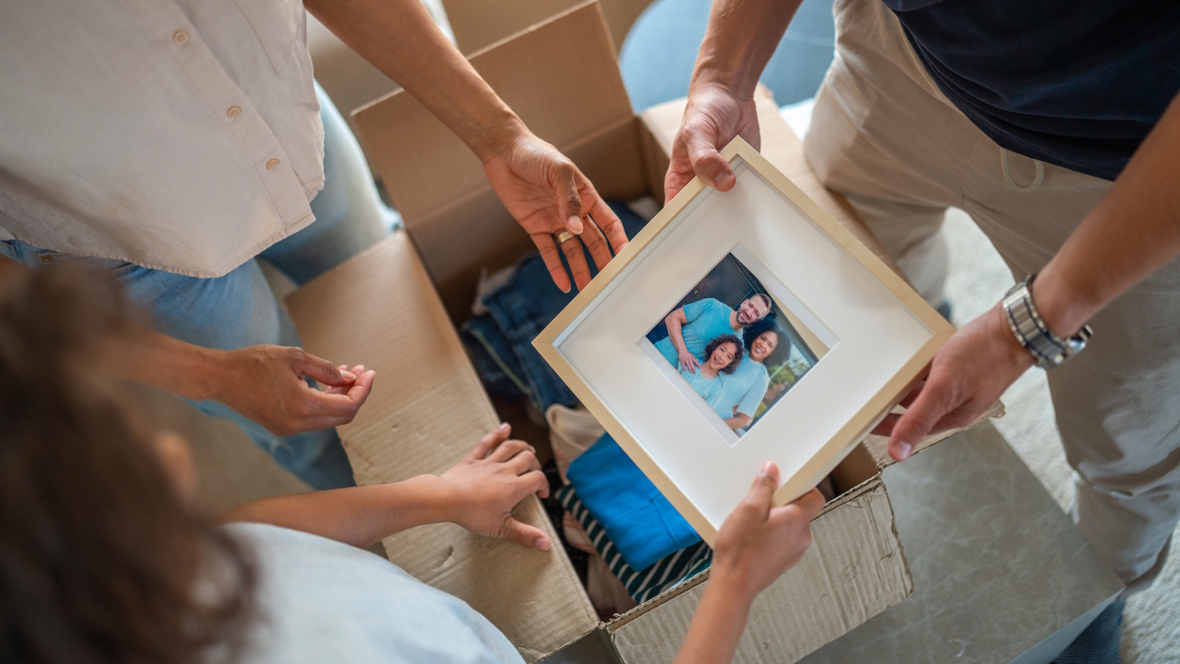 family packing up a photo