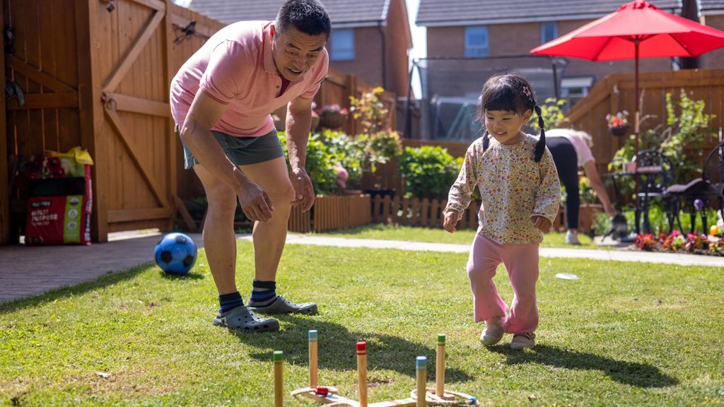 Best Lawn Games to Play With Dad on Father’s Day