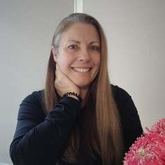 Rebecca Knapp author headshot