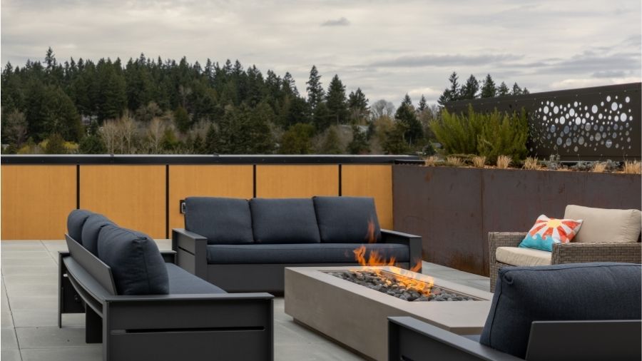 outdoor courtyard at amli