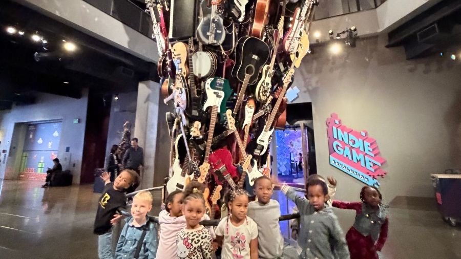 students at a museum