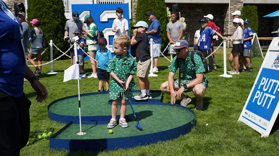 Kids learning how to putt at the Boeing Classic Youth Clinic